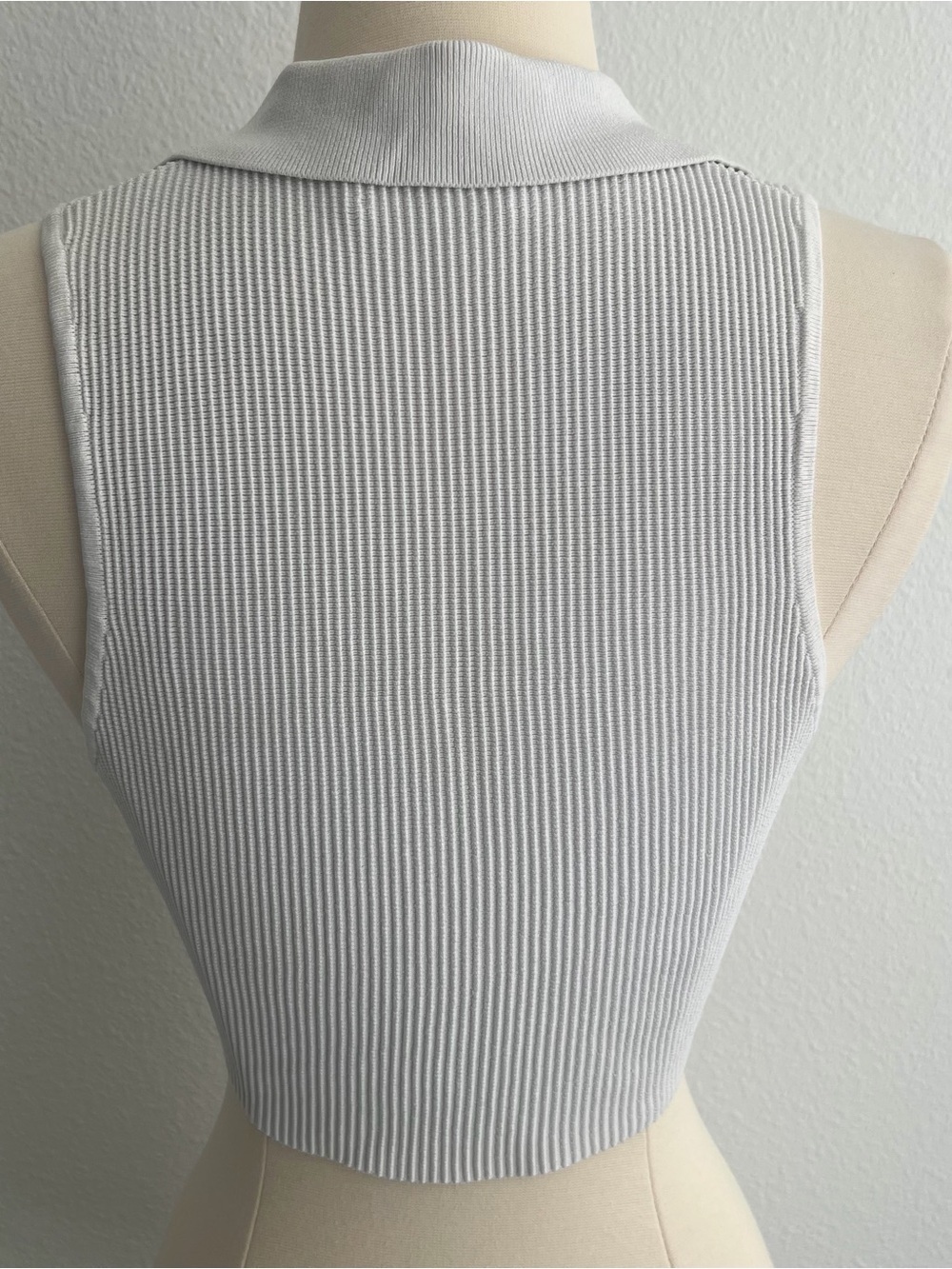 Aritzia Babaton White Ribbed V-Neck Polo Tank - Picture 4 of 7